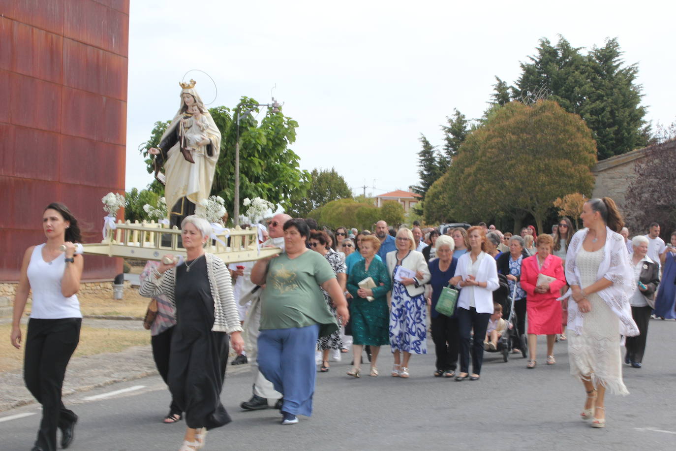 Trabanca se entrega a la Virgen del Carmen en el primer día de fiestas