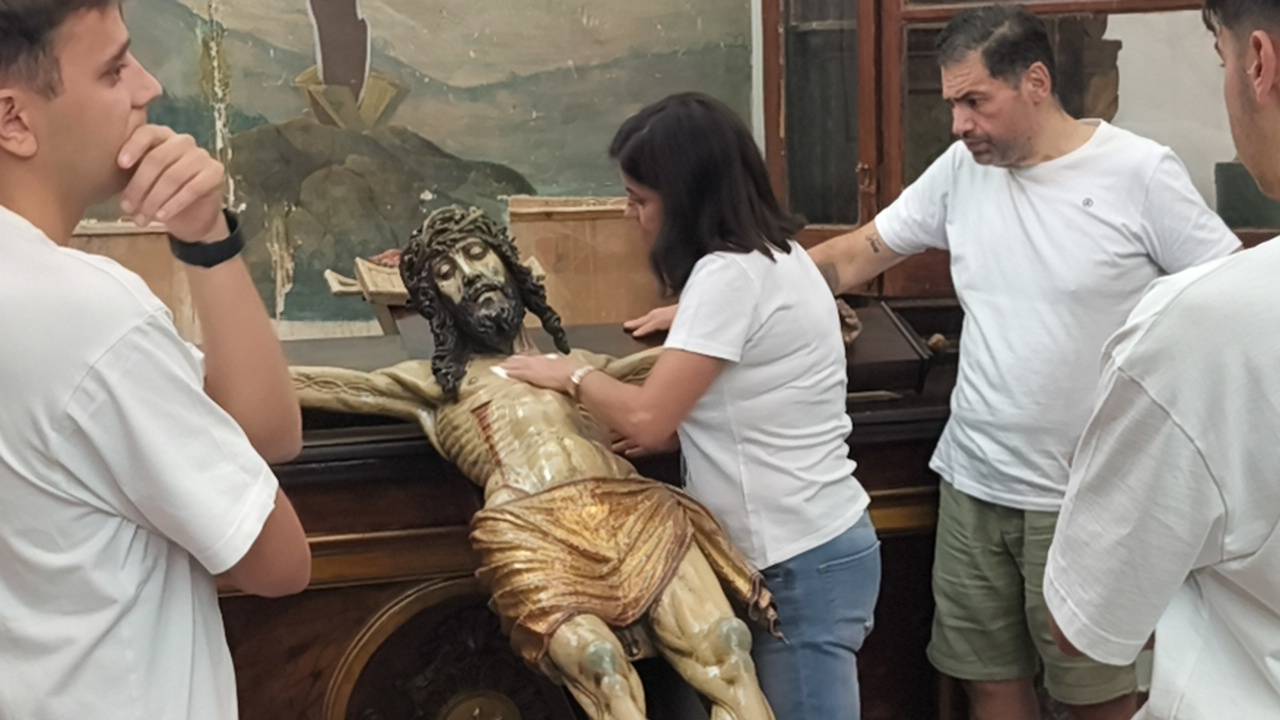 Emocionante bajada del Cristo de la Agonía en Peñaranda