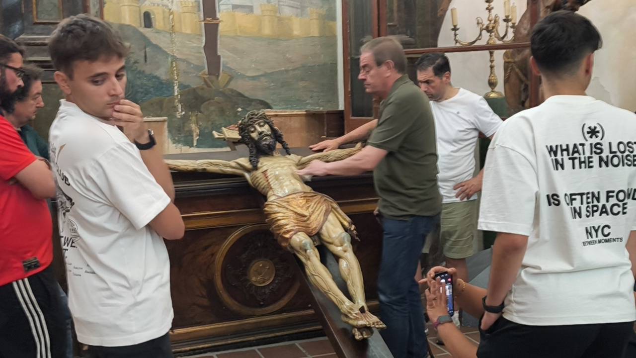 Emocionante bajada del Cristo de la Agonía en Peñaranda