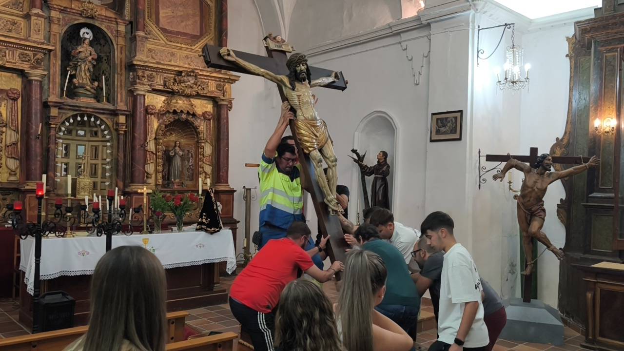 Emocionante bajada del Cristo de la Agonía en Peñaranda