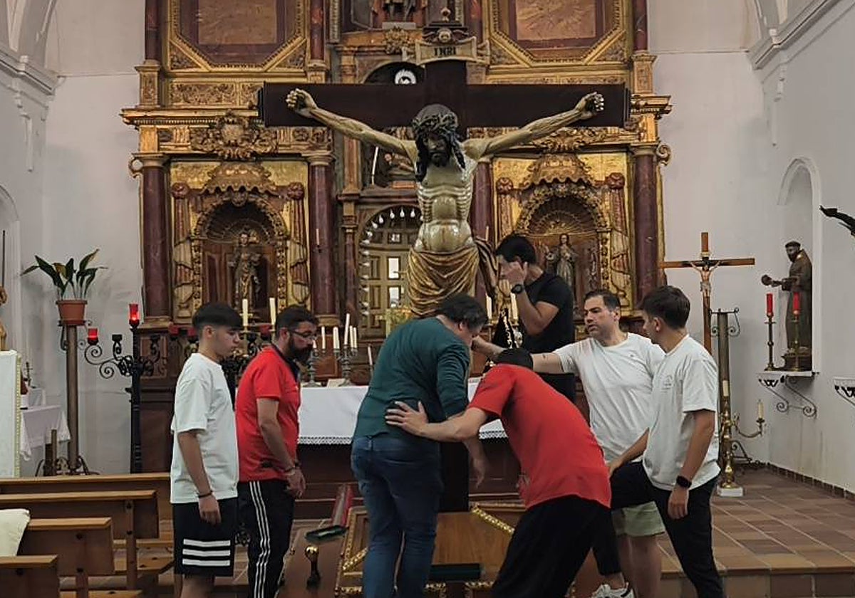 Emocionante bajada del Cristo de la Agonía en Peñaranda
