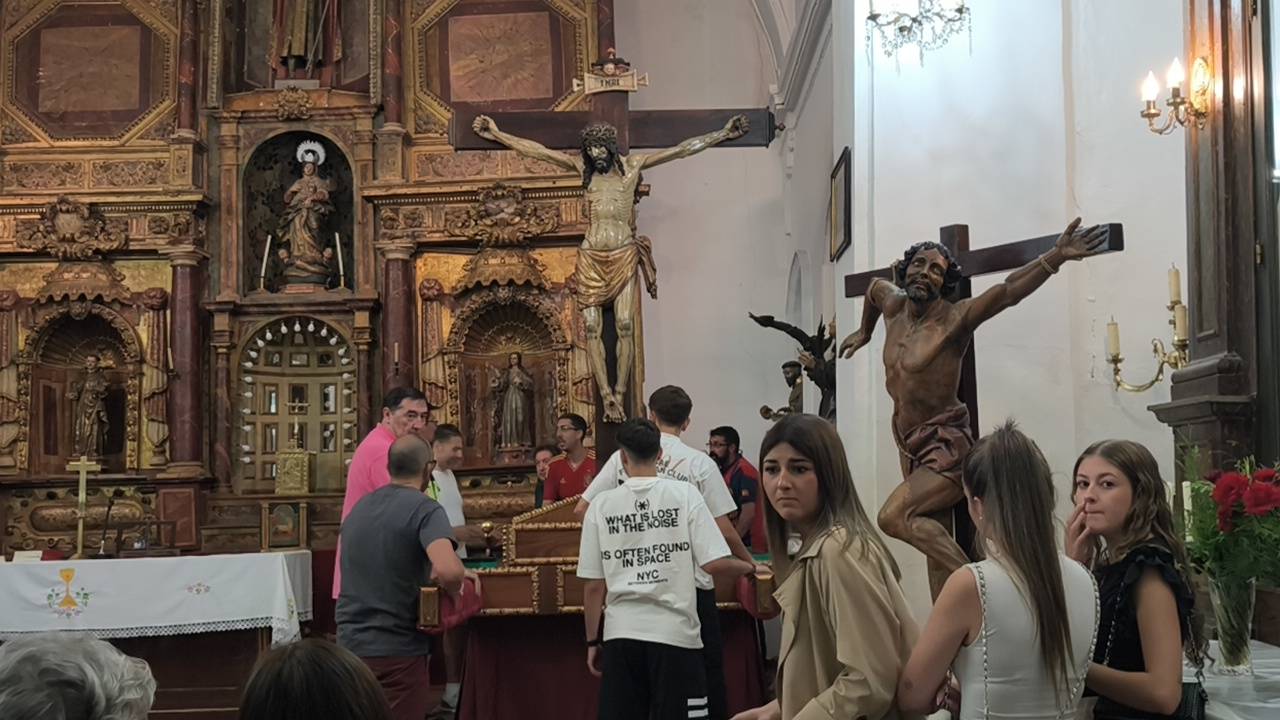 Emocionante bajada del Cristo de la Agonía en Peñaranda