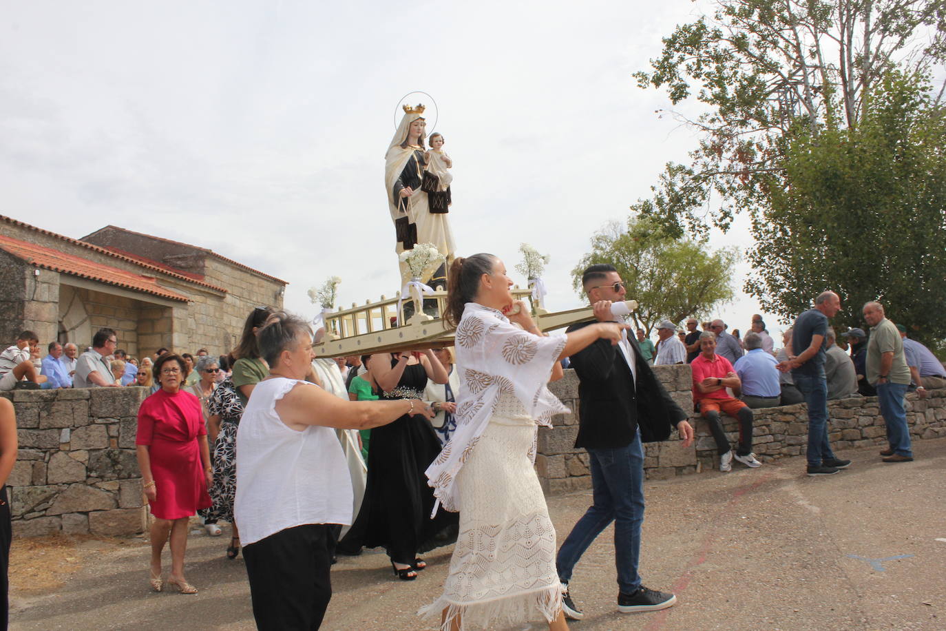 Trabanca se entrega a la Virgen del Carmen en el primer día de fiestas