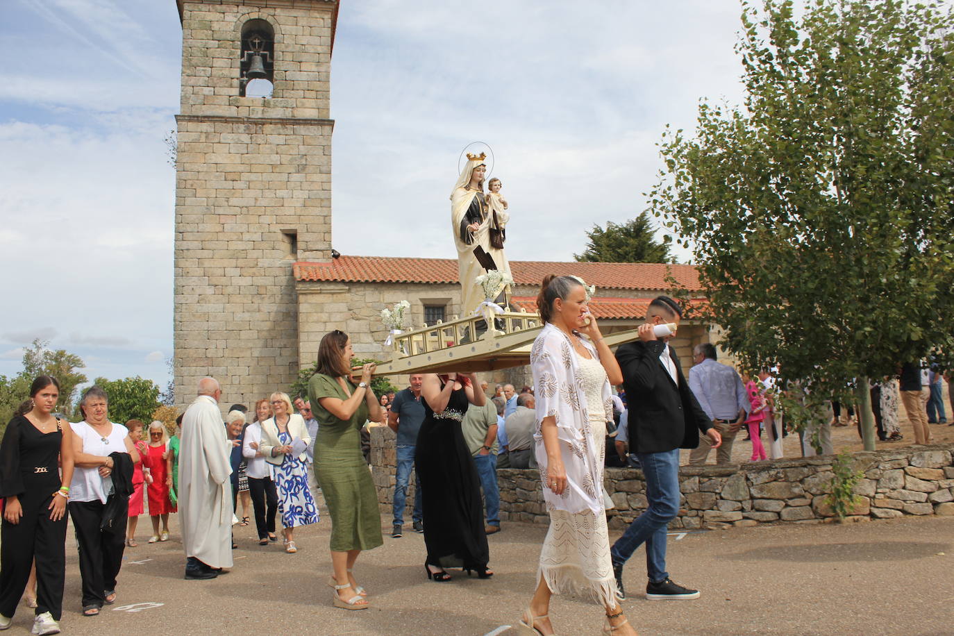 Trabanca se entrega a la Virgen del Carmen en el primer día de fiestas