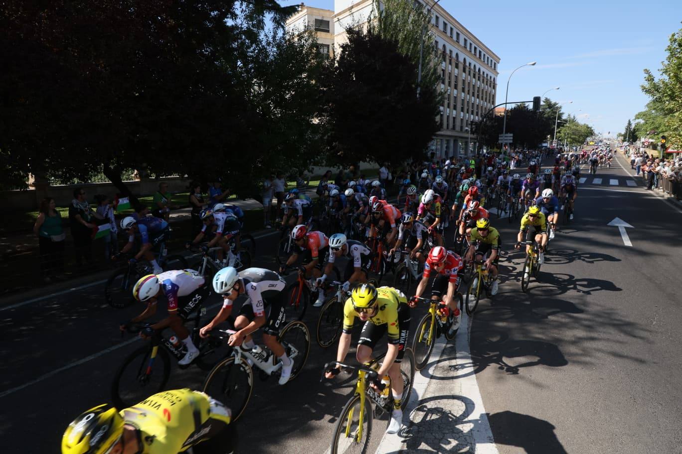 Mucha seguridad, protestas, y afición por el ciclismo: todas las imágenes de La Vuelta en Salamanca
