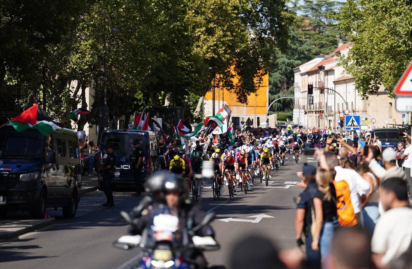 Mucha seguridad, protestas, y afición por el ciclismo: todas las imágenes de La Vuelta en Salamanca