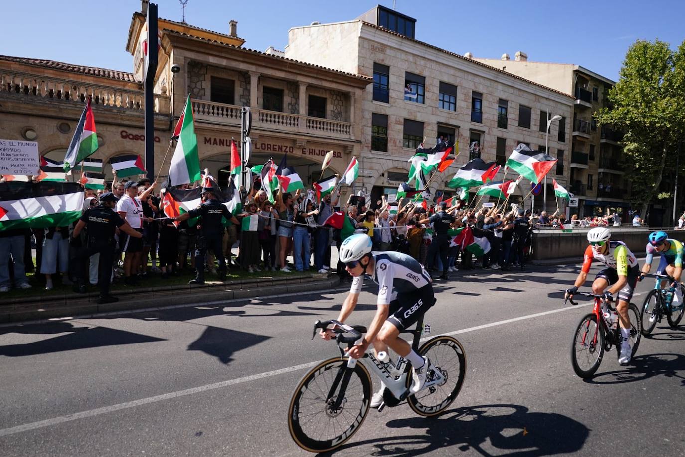 Mucha seguridad, protestas, y afición por el ciclismo: todas las imágenes de La Vuelta en Salamanca