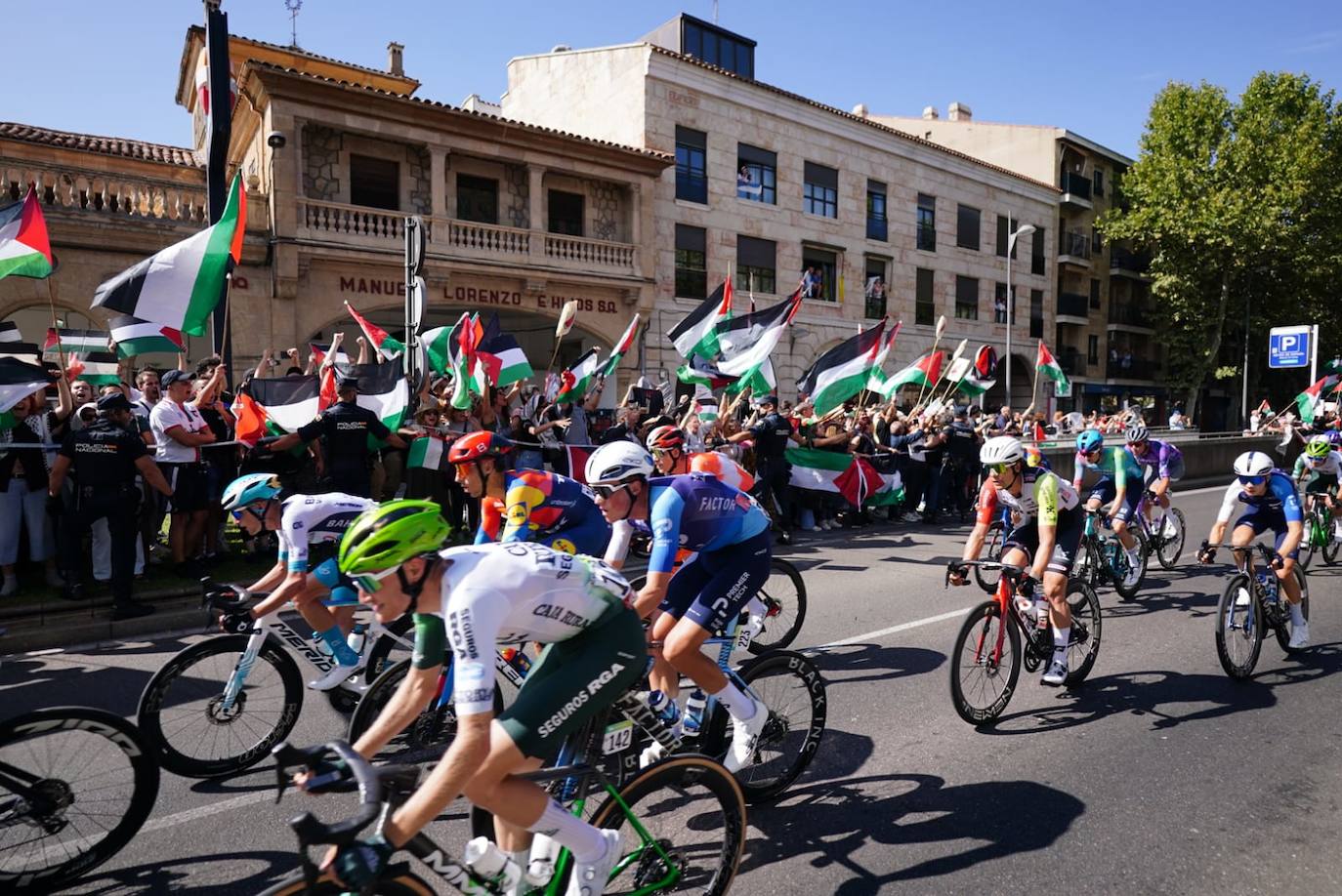 Mucha seguridad, protestas, y afición por el ciclismo: todas las imágenes de La Vuelta en Salamanca