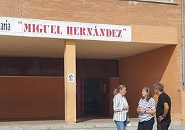 La edil de Obras, Marta Labrador, en el colegio Miguel Hernández.
