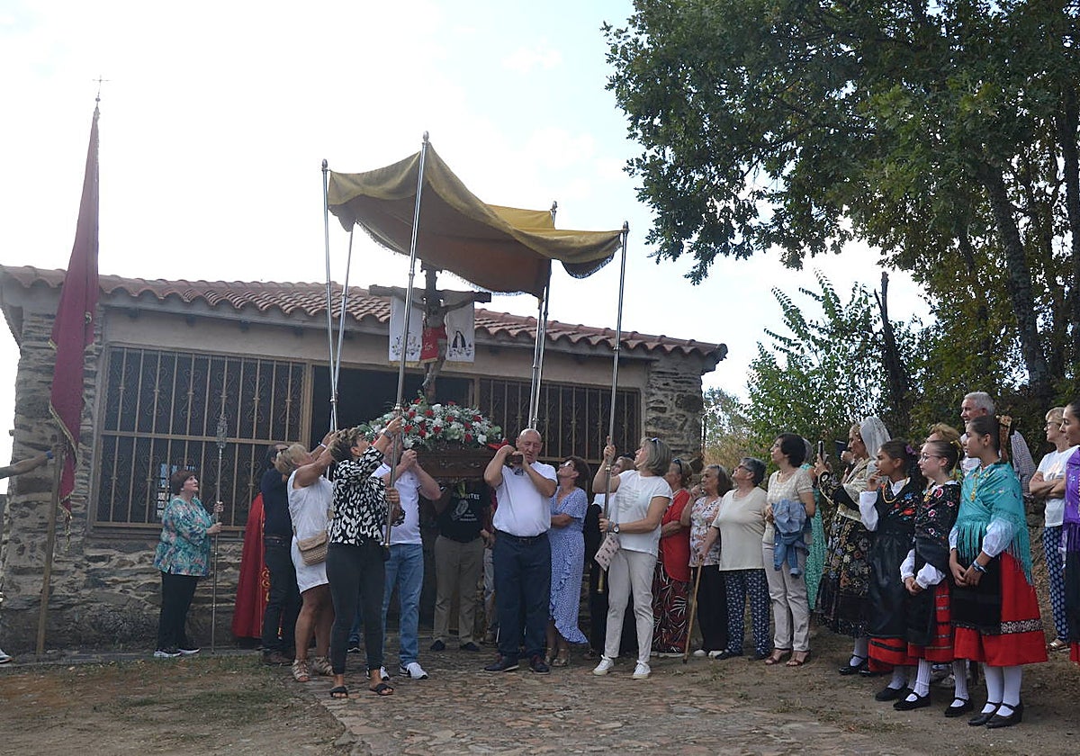 Monsagro cumple con la tradicional subida del Cristo