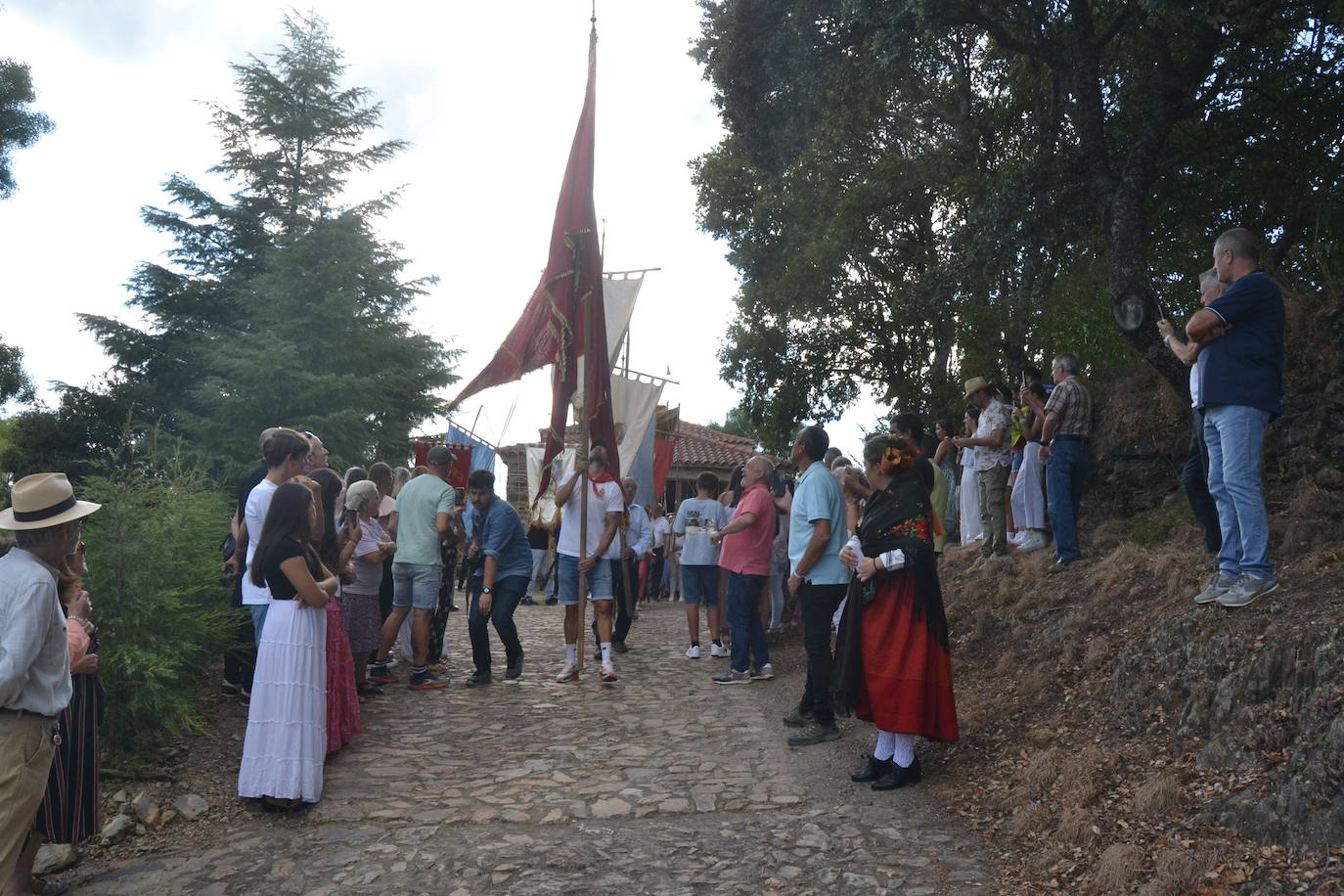 Monsagro cumple con la tradicional subida del Cristo