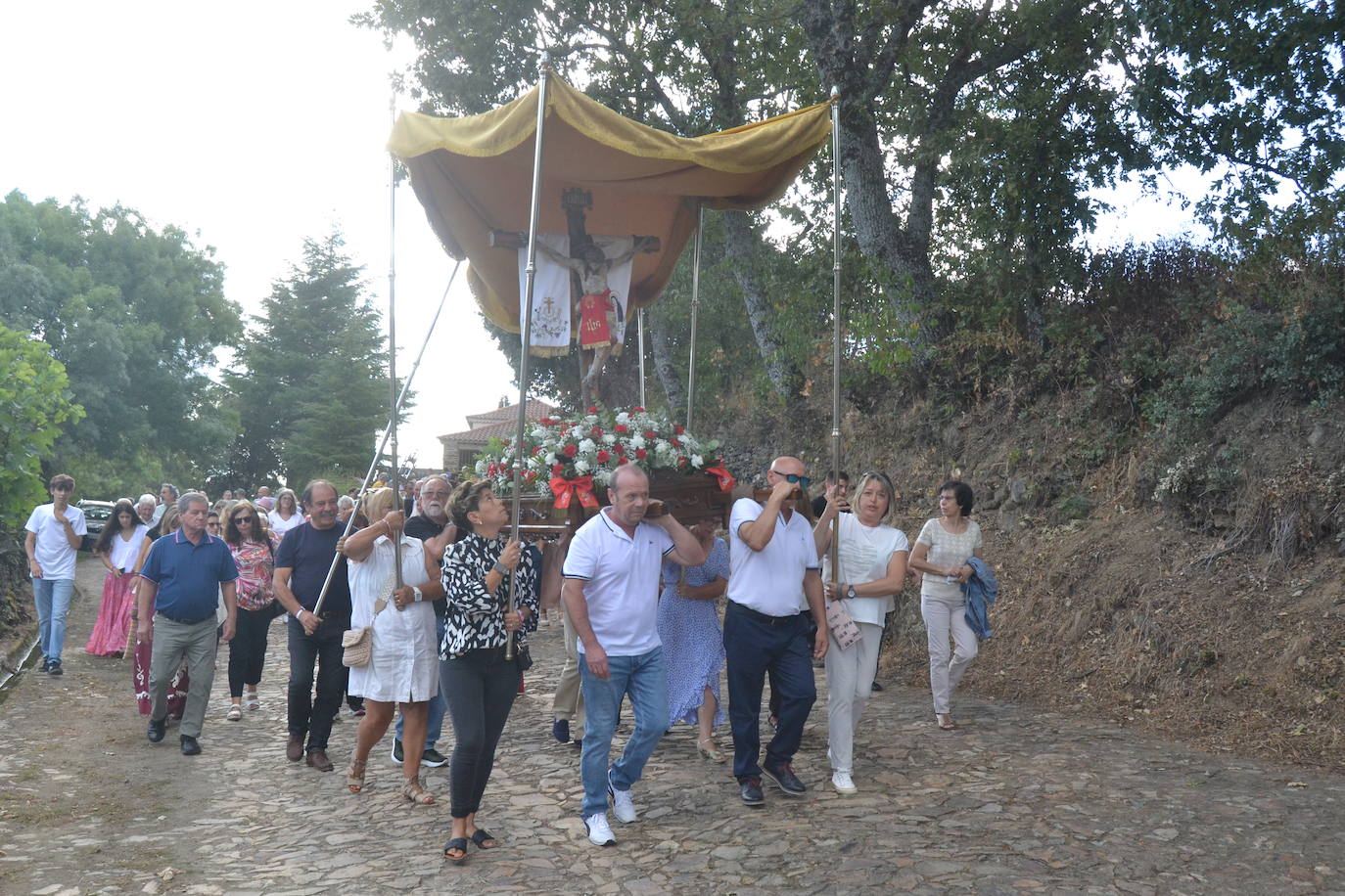 Monsagro cumple con la tradicional subida del Cristo