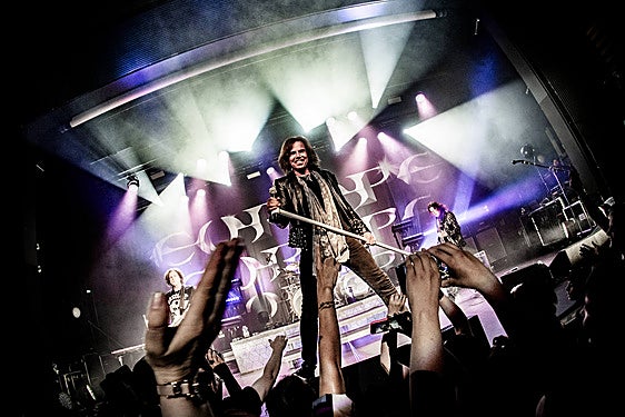 Joey Tempest, vocalista de Europe, junto a su banda en un concierto.