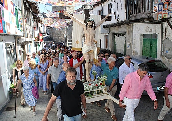 Paso del Cristo por la calle Larga en su recorrido hasta la iglesia