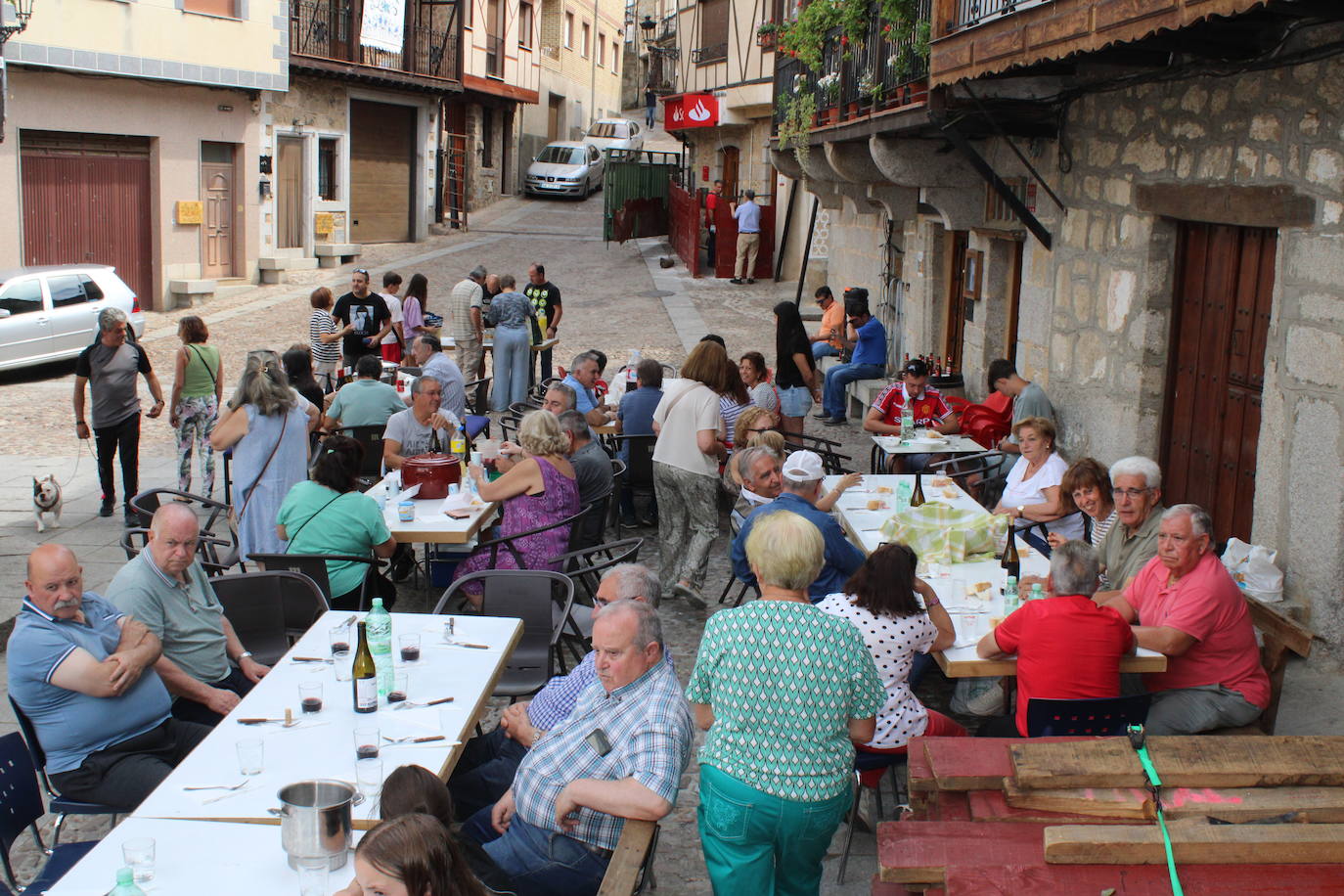 San Esteban de la Sierra saborea el limón y su día de peñas