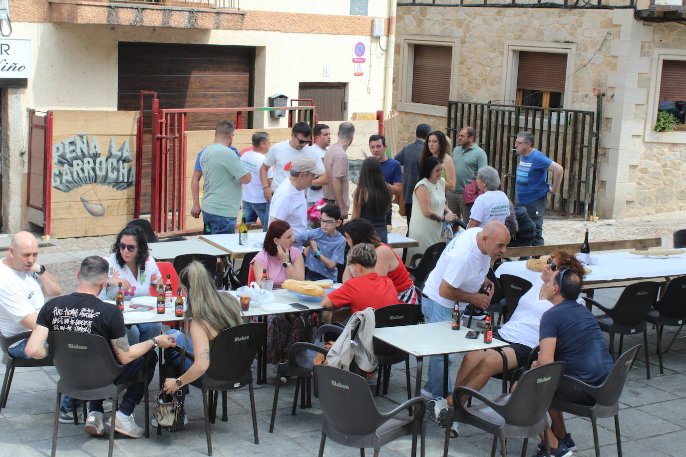 San Esteban de la Sierra saborea el limón y su día de peñas