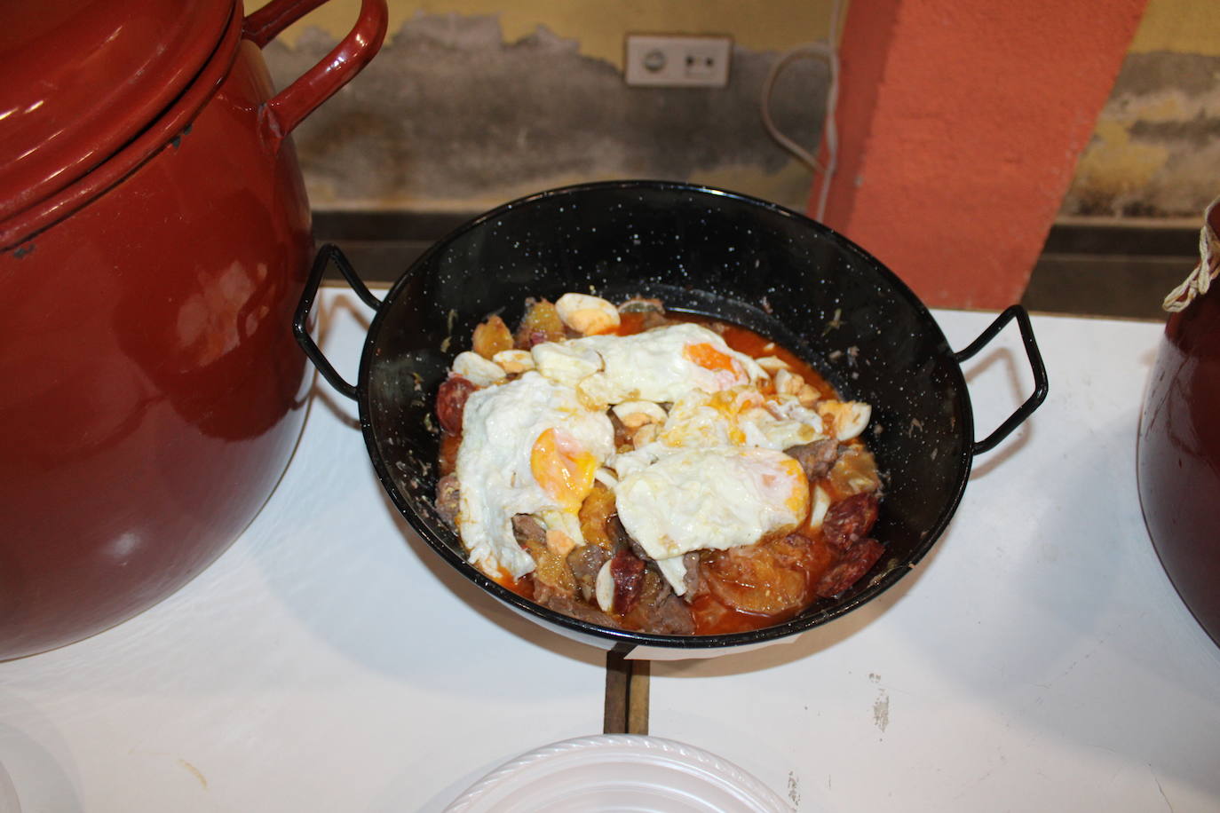 San Esteban de la Sierra saborea el limón y su día de peñas