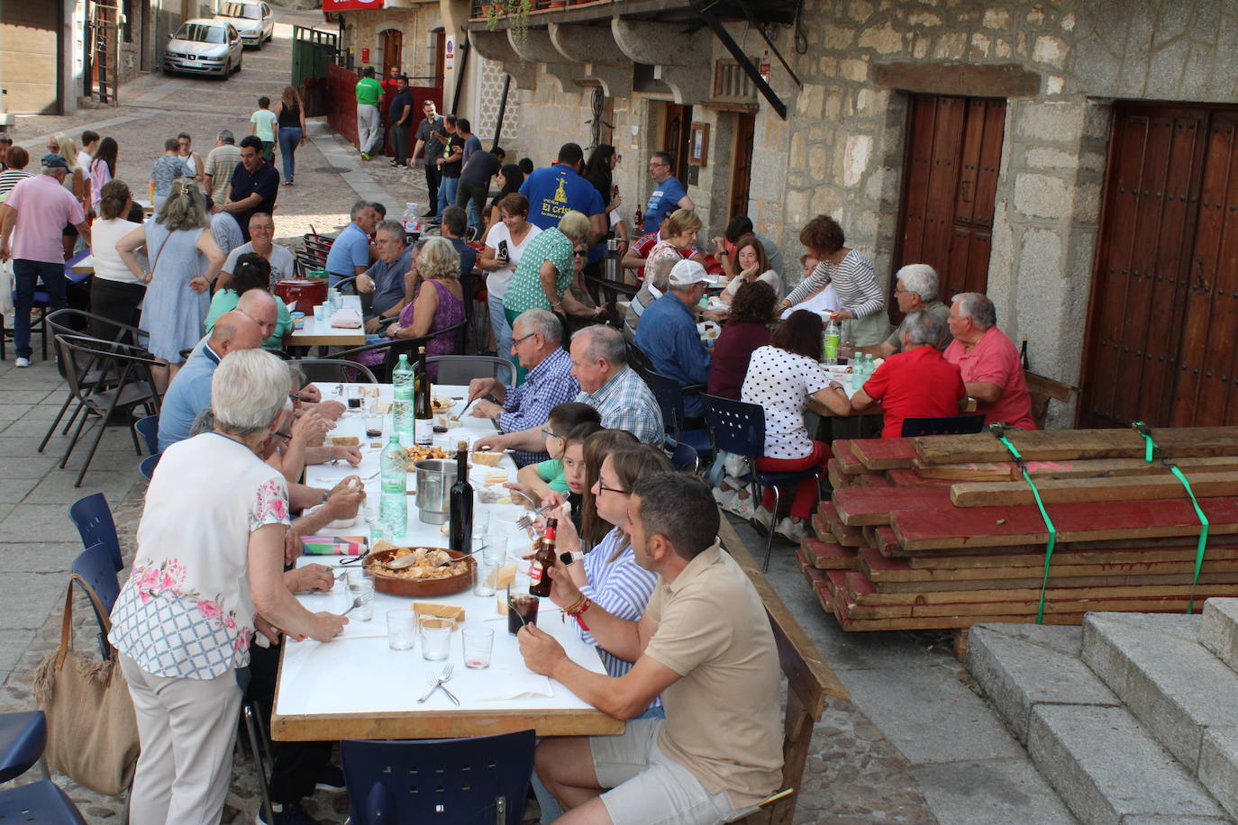 San Esteban de la Sierra saborea el limón y su día de peñas