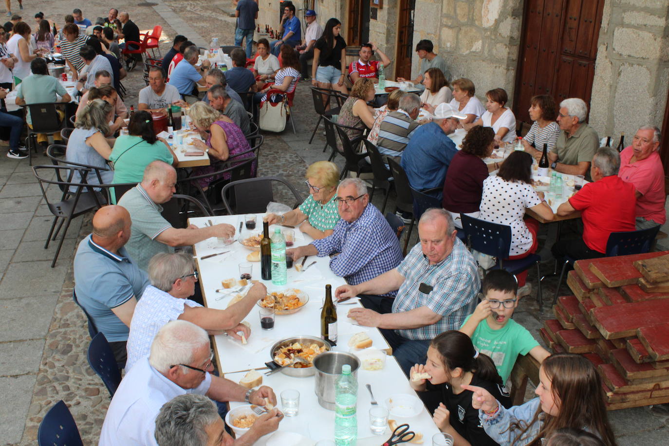 San Esteban de la Sierra saborea el limón y su día de peñas