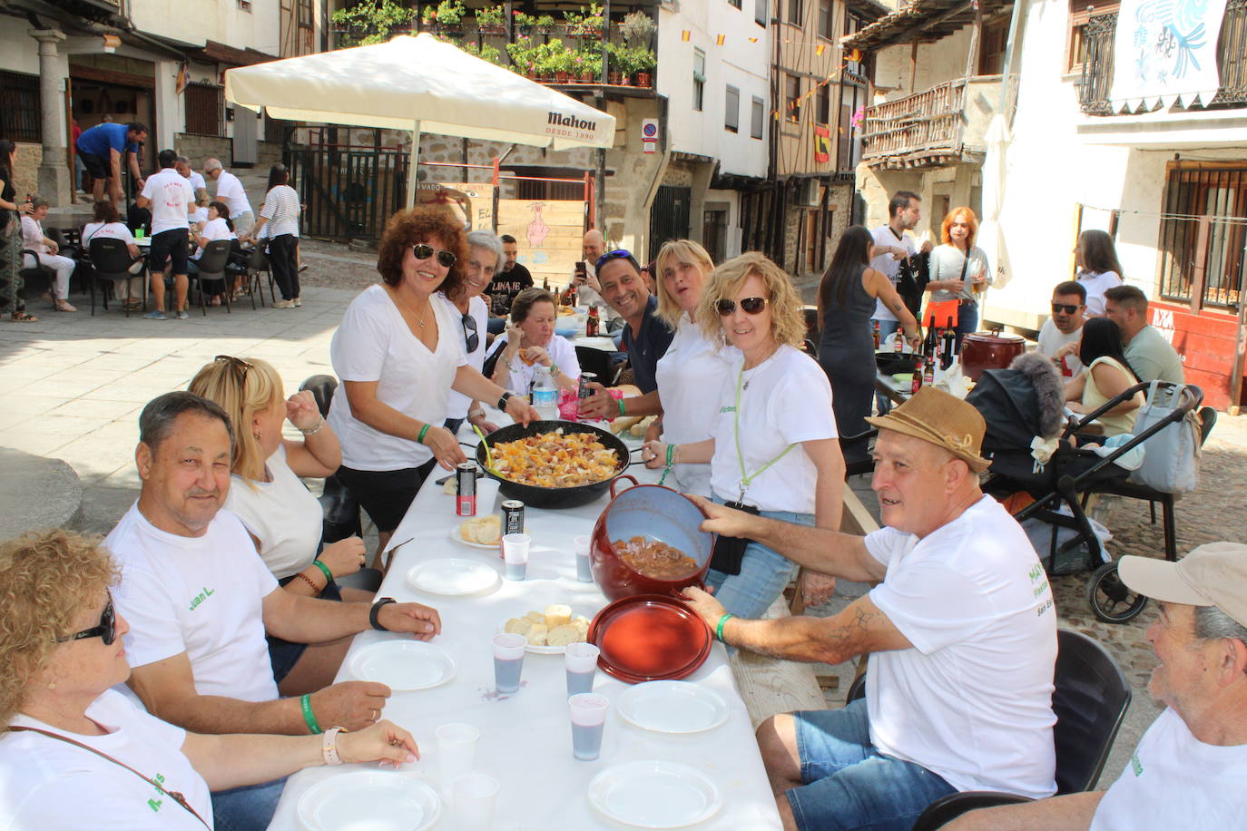 San Esteban de la Sierra saborea el limón y su día de peñas