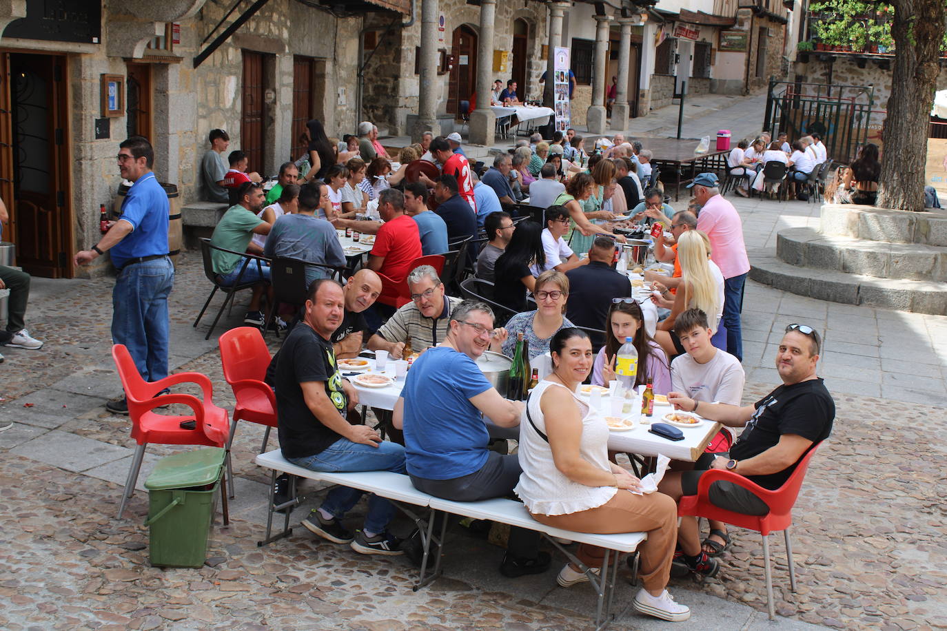 San Esteban de la Sierra saborea el limón y su día de peñas