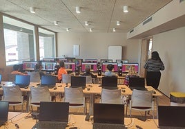 Aula de informática del nuevo centro cultural de Carbajosa.