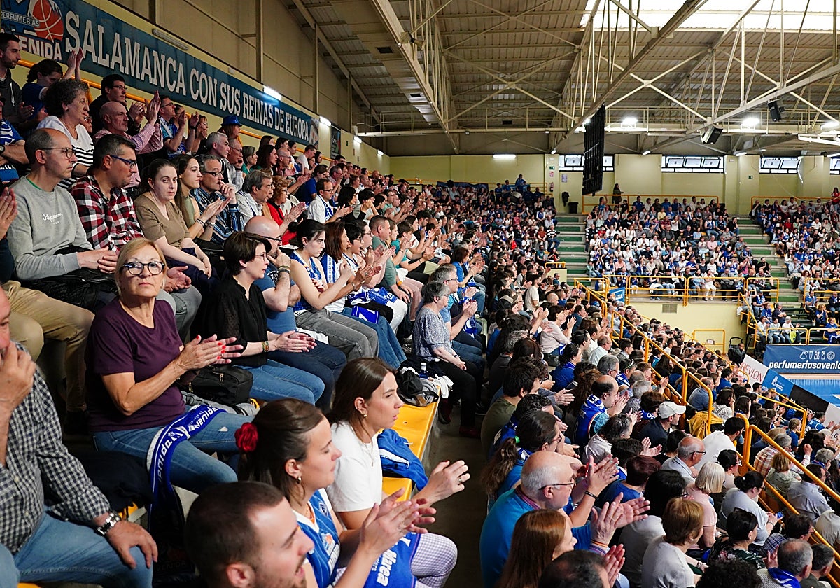Gradas del Würzburg Silvia Domínguez, repletas de aficionados.