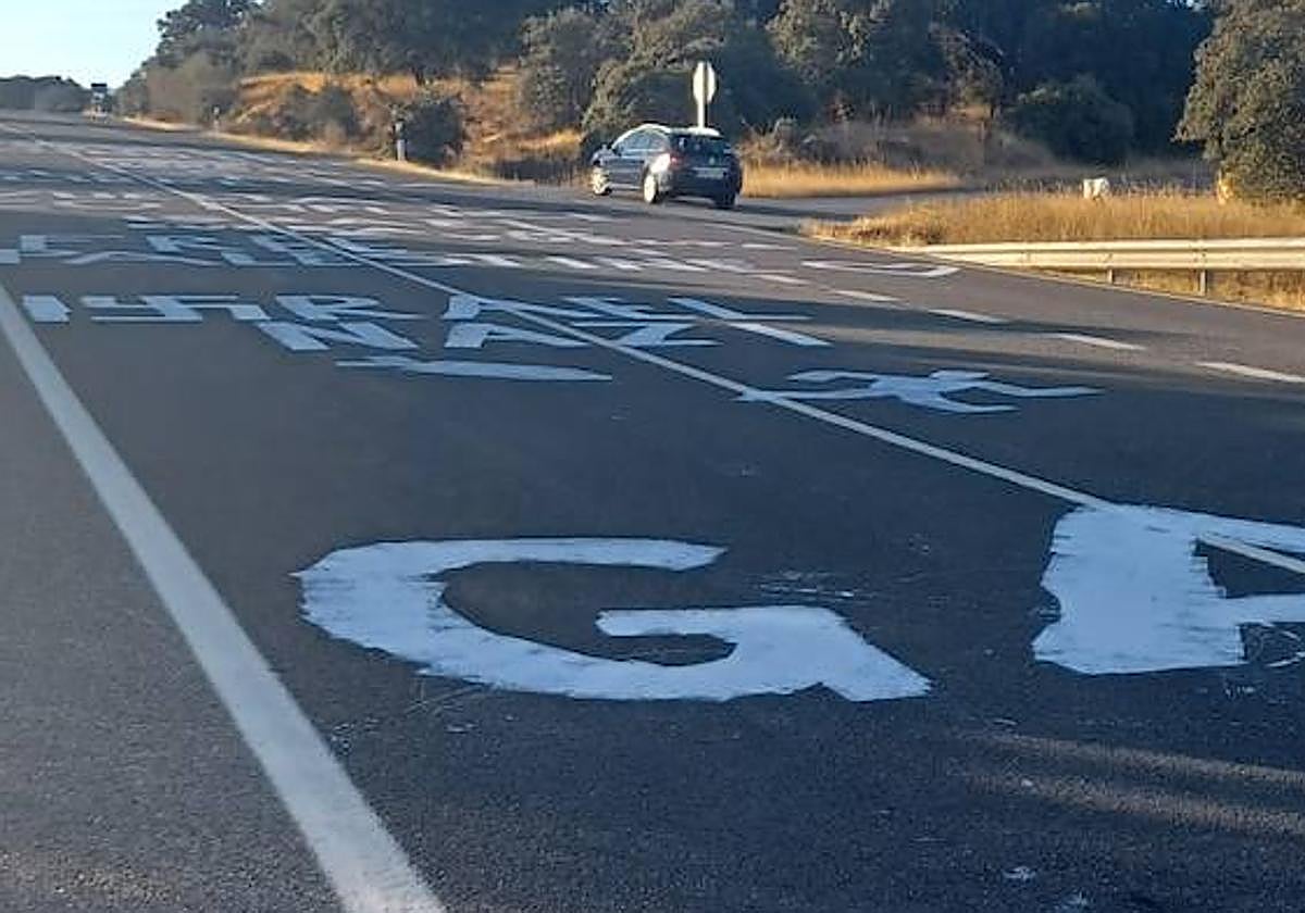 Pintadas contra Israel en la carretera por donde pasará el pelotón de la Vuelta