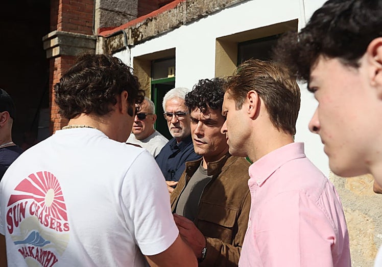 Miguel Abaellán comentando el lote de Olga Casado con su cuadrilla.