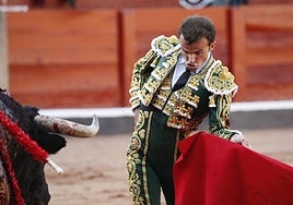Damián Castaño, ante un toro de Adelaida en La Glorieta.