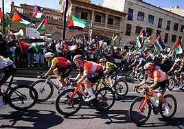 Rápido y sin incidentes: así ha sido el paso del pelotón por Salamanca