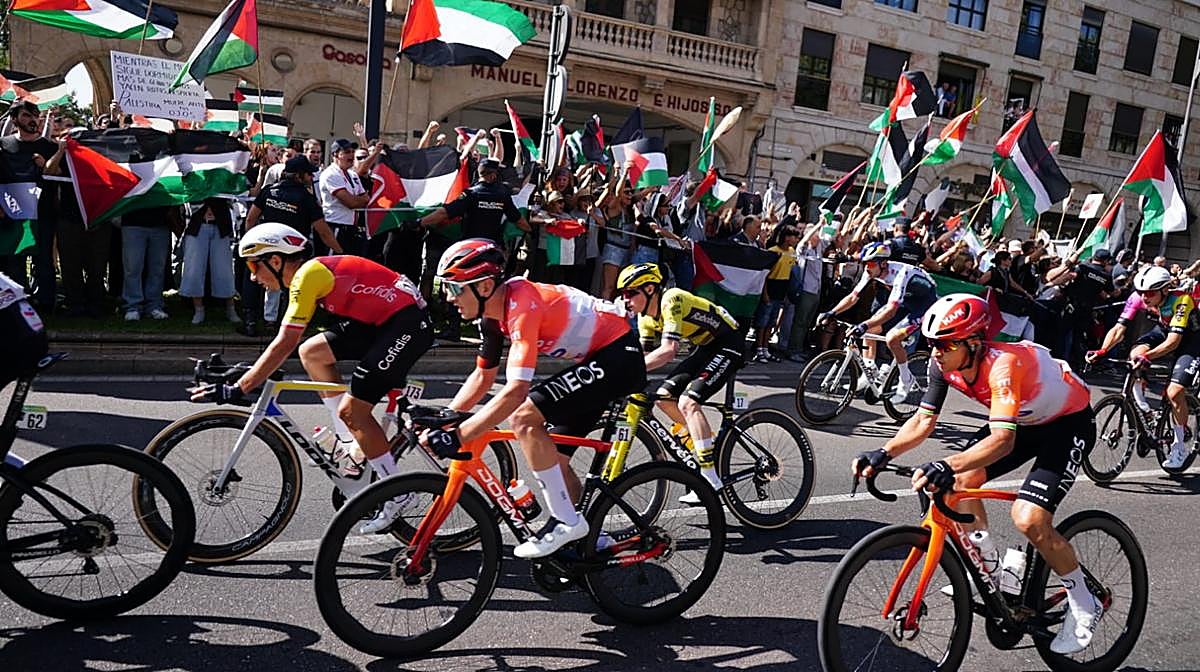 Rápido y sin incidentes: así ha sido el paso del pelotón por Salamanca