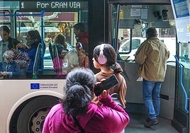 Viajeros subiendo al autobús urbano.