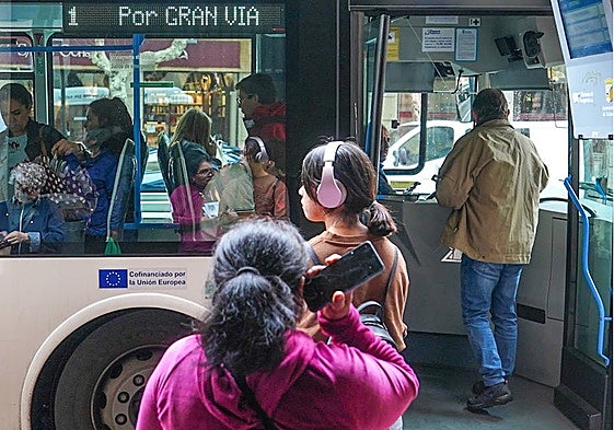 Viajeros subiendo al autobús urbano.