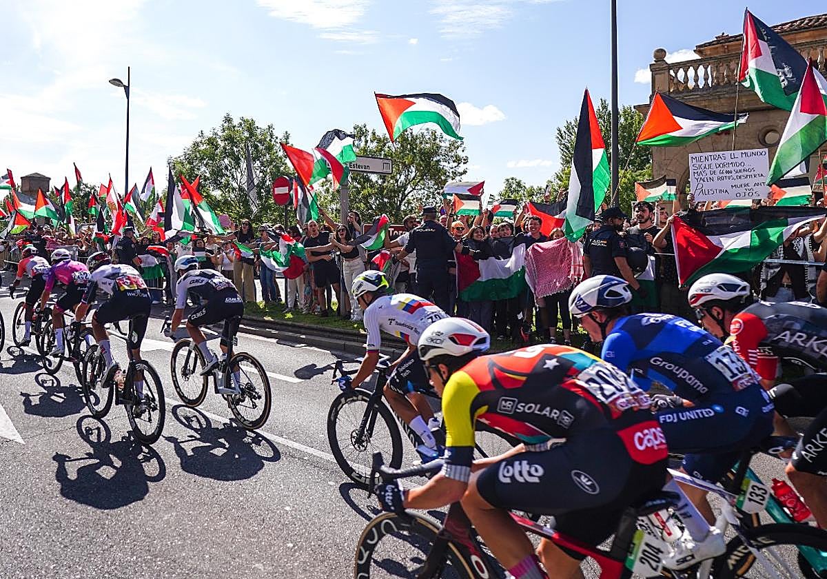 Mucha seguridad, protestas, y afición por el ciclismo: todas las imágenes de La Vuelta en Salamanca