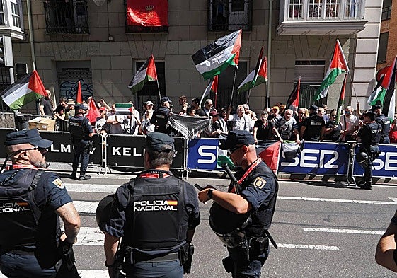 Agentes de la Policía Nacional y un grupo de manifestantes en la crono de ayer en Valladolid.