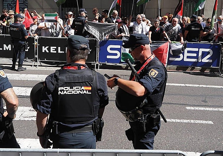 Agentes de la Policía Nacional y un grupo de manifestantes en la crono de ayer en Valladolid.