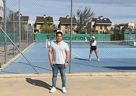 El concejal de Deportes de Santa Marta, Jorge Valiente, frente a una de las pistas de tenis municipales.
