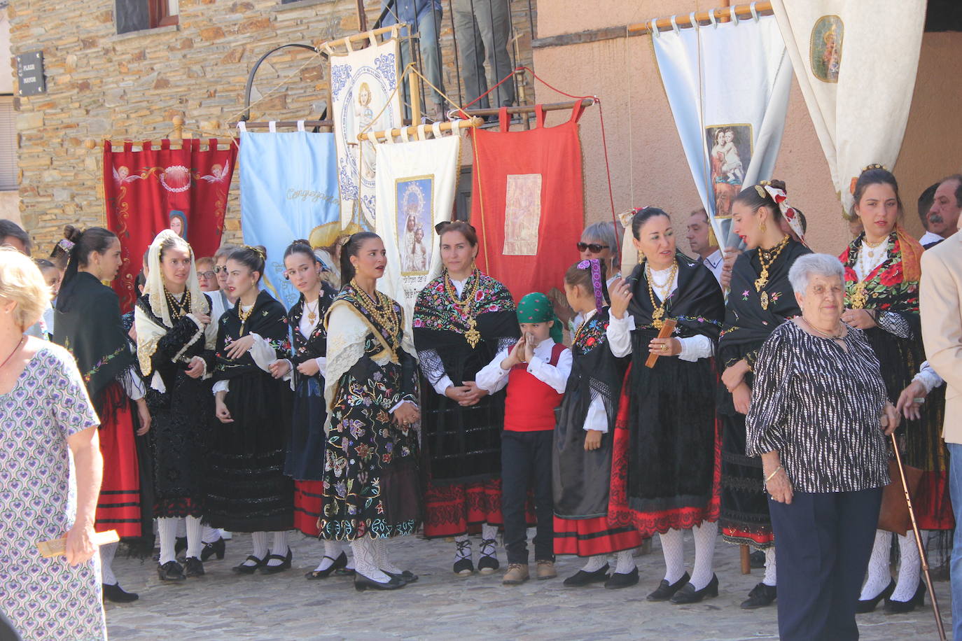 Exhibición de folclore en Monsagro para el Santo Cristo del Amparo