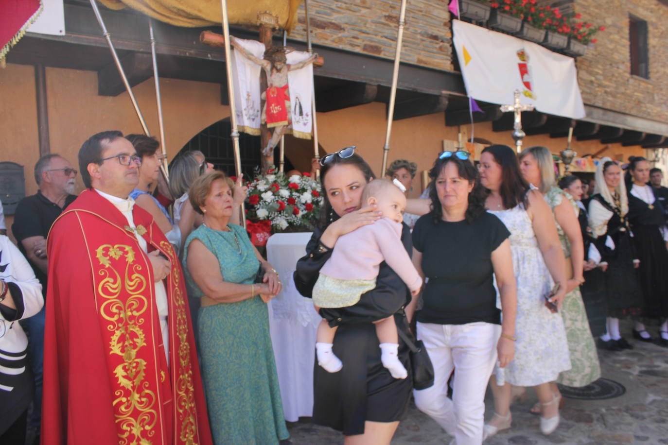 Exhibición de folclore en Monsagro para el Santo Cristo del Amparo