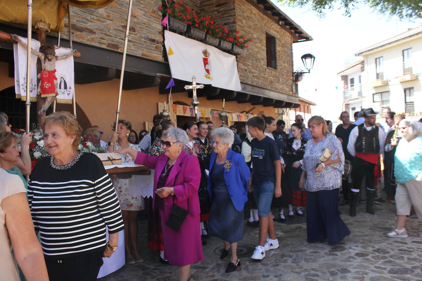 Exhibición de folclore en Monsagro para el Santo Cristo del Amparo