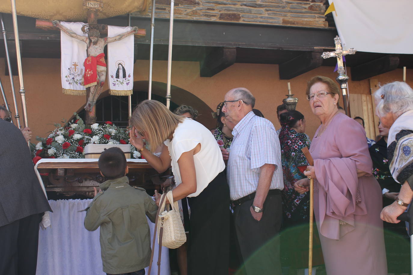 Exhibición de folclore en Monsagro para el Santo Cristo del Amparo
