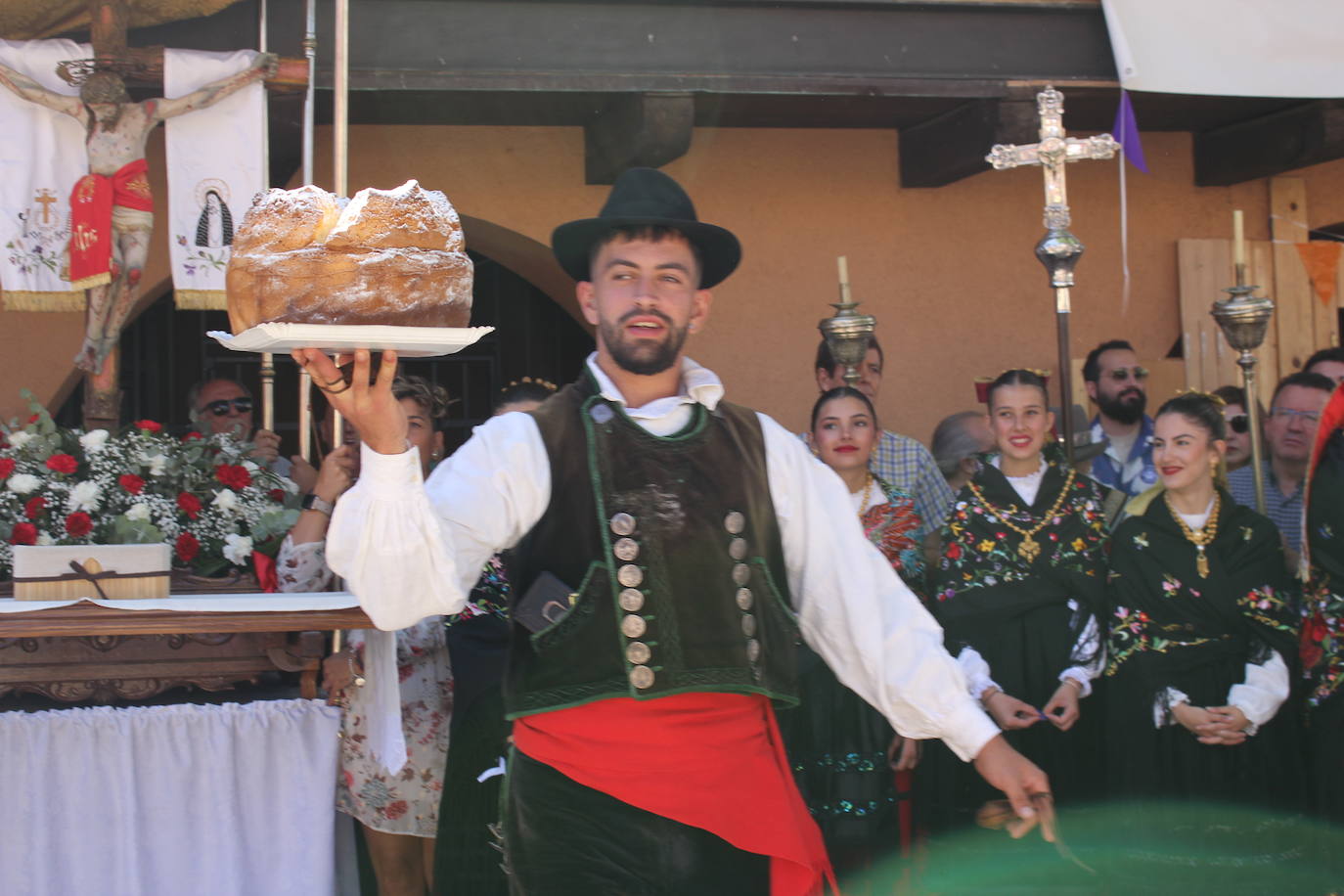 Exhibición de folclore en Monsagro para el Santo Cristo del Amparo