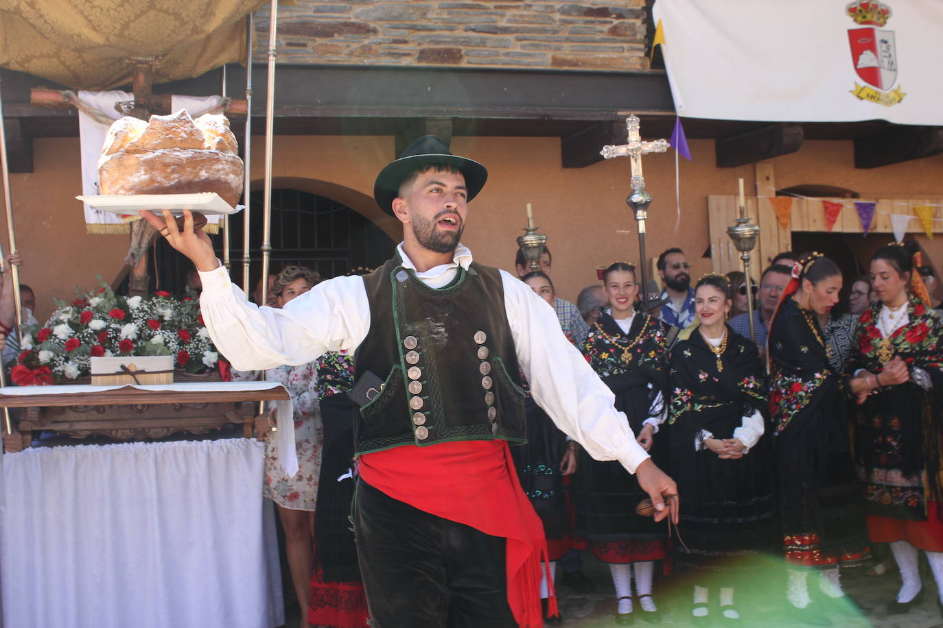Exhibición de folclore en Monsagro para el Santo Cristo del Amparo
