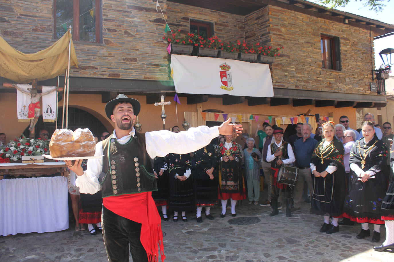 Exhibición de folclore en Monsagro para el Santo Cristo del Amparo