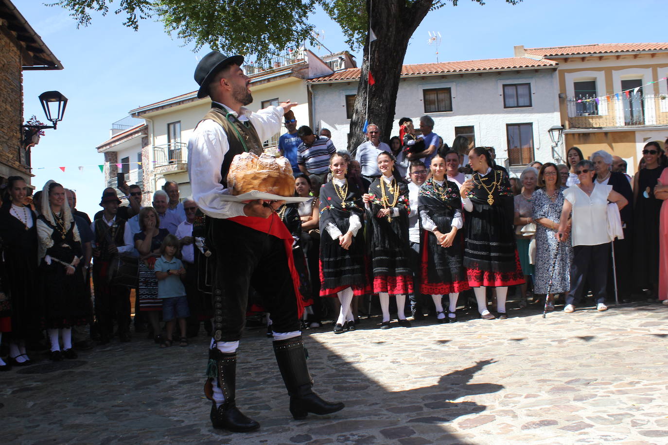Exhibición de folclore en Monsagro para el Santo Cristo del Amparo