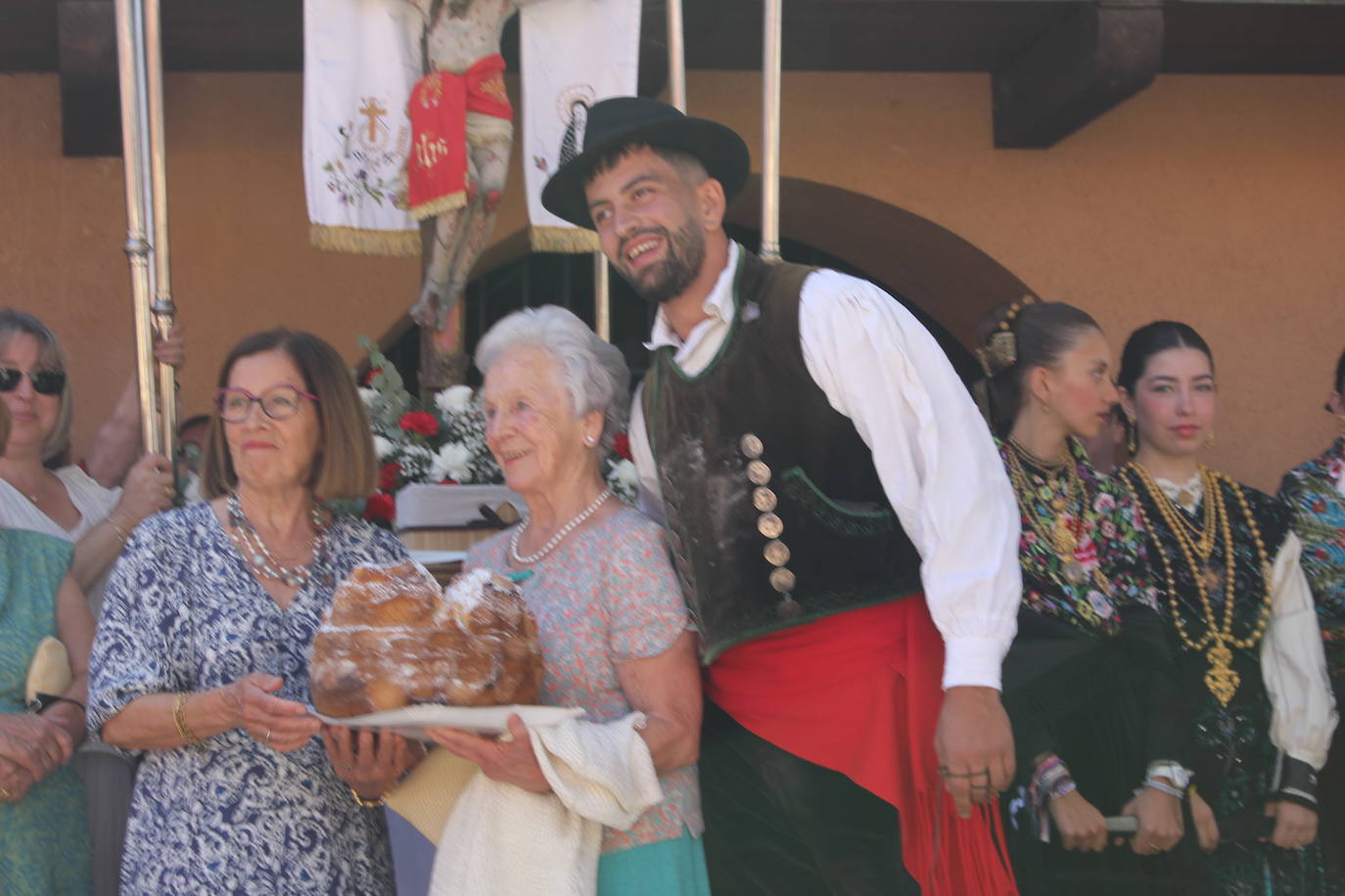 Exhibición de folclore en Monsagro para el Santo Cristo del Amparo