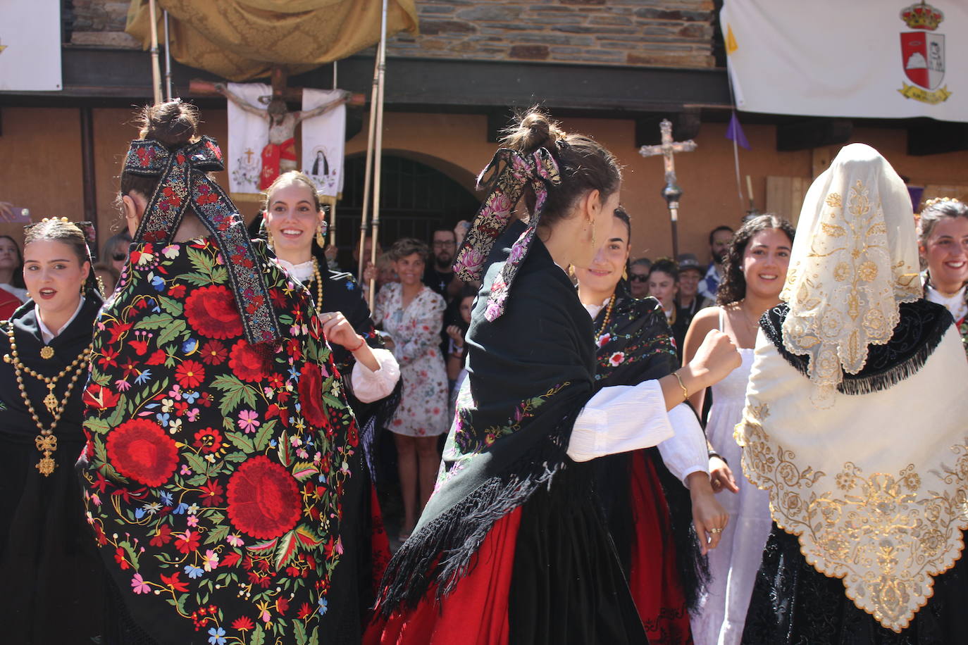 Exhibición de folclore en Monsagro para el Santo Cristo del Amparo