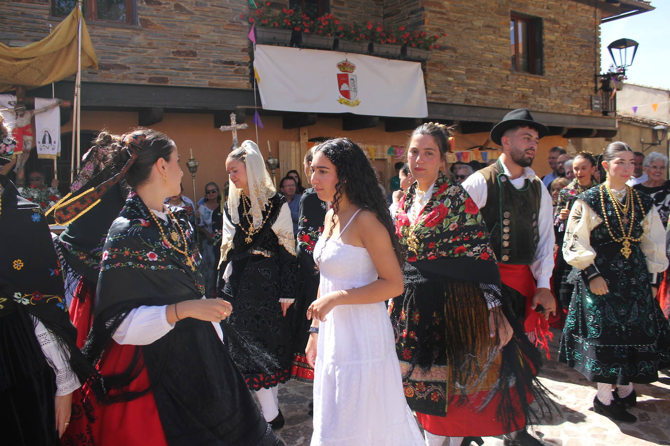 Exhibición de folclore en Monsagro para el Santo Cristo del Amparo