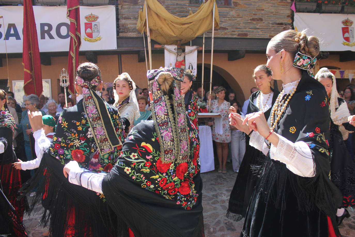 Exhibición de folclore en Monsagro para el Santo Cristo del Amparo